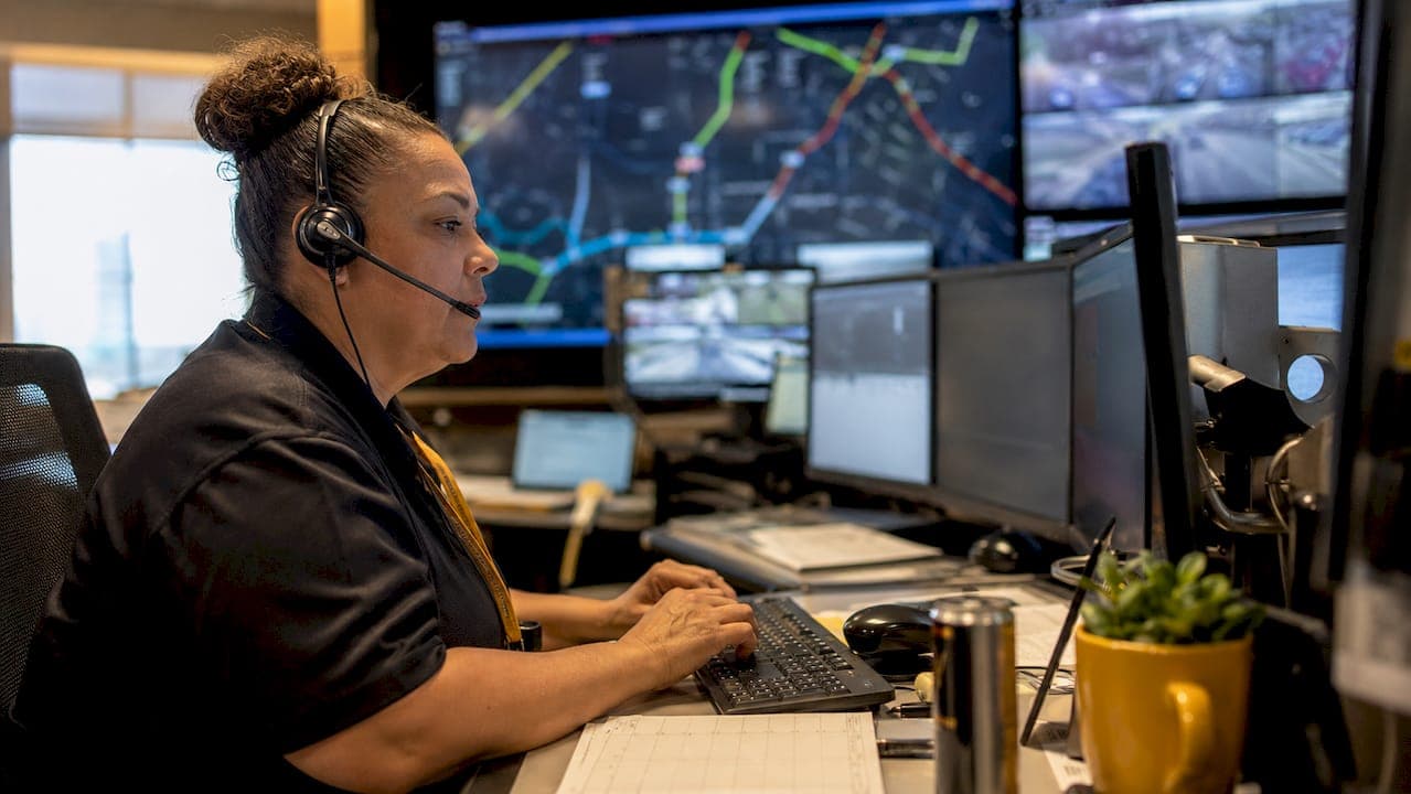 How emergency couriers communicate updates in 2026