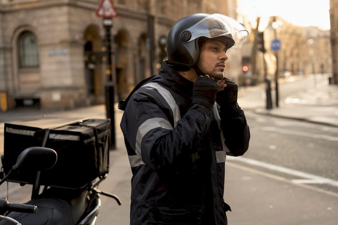 Decide in Seconds: Motorcycle Courier or Van for Your Business